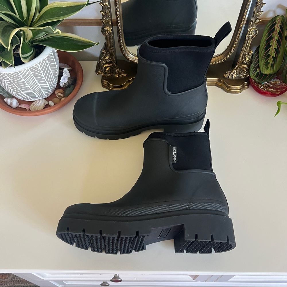 Merry People Black Tully Platform Ankle Rain Boot 39 / 8